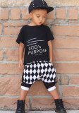 Sommer Kinder Junge Schwarzes T-Shirt mit Buchstabendruck und zweiteilige Shorts mit Streifen