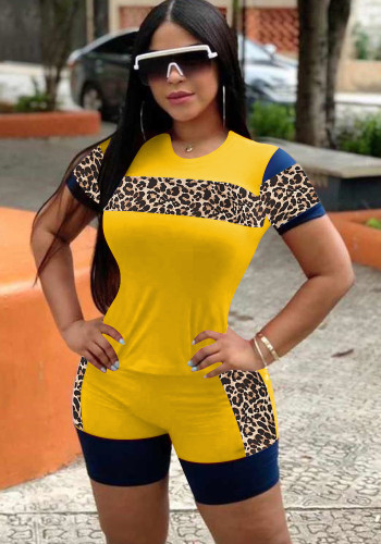 Conjunto de pantalones cortos regulares de dos piezas con estampado de leopardo de manga corta con cuello redondo amarillo informal de verano para mujer
