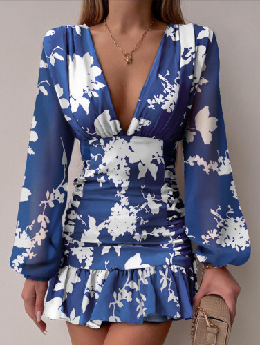 плиссированное платье с глубоким V-образным вырезом и длинными рукавами