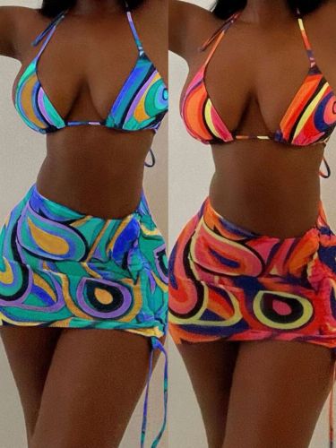 Bikini de tres piezas con falda de malla estampada y cordón