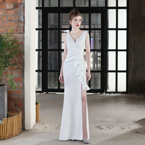 Elegante vestido de noiva elegante com decote em V folhos e fenda rabo de peixe