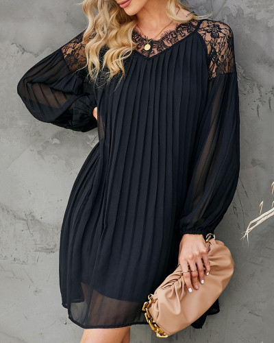 Vestido corto de encaje de patchwork plisado negro para mujer