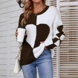 Женский вязаный свитер с цветными блоками и сердечком с круглым вырезом