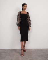 Vestido ajustado con mangas abullonadas y patchwork bordado a la moda