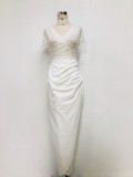 Elegantes, figurbetontes Kleid mit kurzen Ärmeln und Perlen