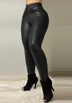 Pantaloni da donna in pelle nera sottile
