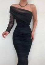 女性の黒のメッシュ ワンショルダー ドレス