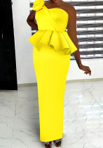 Elegante volante con un hombro, cintura alta, corte ajustado, abertura en la espalda, vestido peplum amarillo