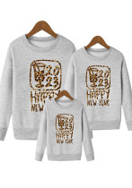 Feliz Año Nuevo 2023, camiseta de manga larga con estampado de letras de leopardo para padres e hijos, sudadera de tendencia holgada a la moda