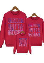 Straight Outta Langarm-Sweatshirt in Familienausgabe mit mehrfarbigem Buchstabendruck