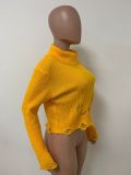 Warme, nauwsluitende damessweater met hoge hals en onregelmatige kwastjes