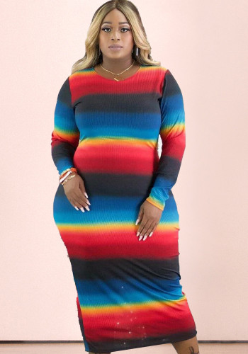 Модное женское платье свободного кроя в рубчик цвета радуги
