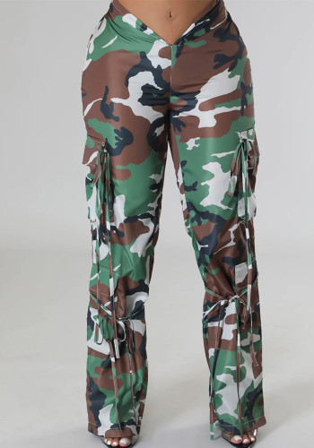 Pantalon à cordons plissés motif camouflage