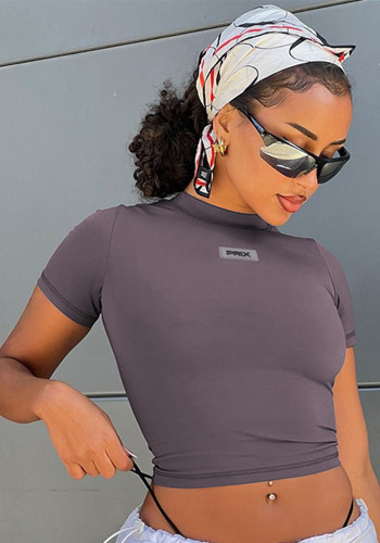 Camiseta feminina primavera com estampa de letras, decote redondo, manga curta e corte justo
