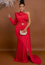 Abito da sera elegante da donna con una spalla e maniche lunghe