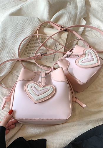 Bolsa carteiro feminina coração com cordão
