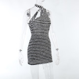 Vestido sin espalda con un hombro a rayas en blanco y negro para mujer