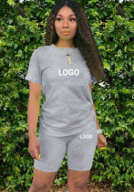 Personaliza el conjunto de dos piezas de camiseta y pantalones cortos de color liso para mujer