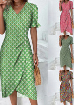 Kleid mit Sommerärmeln, geometrischem Aufnäher, Puffärmeln und unregelmäßigem Saum