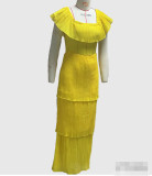 Vestido largo plisado amarillo con hombros descubiertos y espalda baja