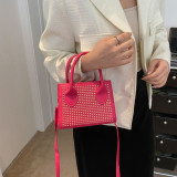 Einfache, helle Damentasche mit Diamanteinlage. Trendige, tragbare Schulter-Umhängetasche