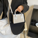 Einfache, helle Damentasche mit Diamanteinlage. Trendige, tragbare Schulter-Umhängetasche