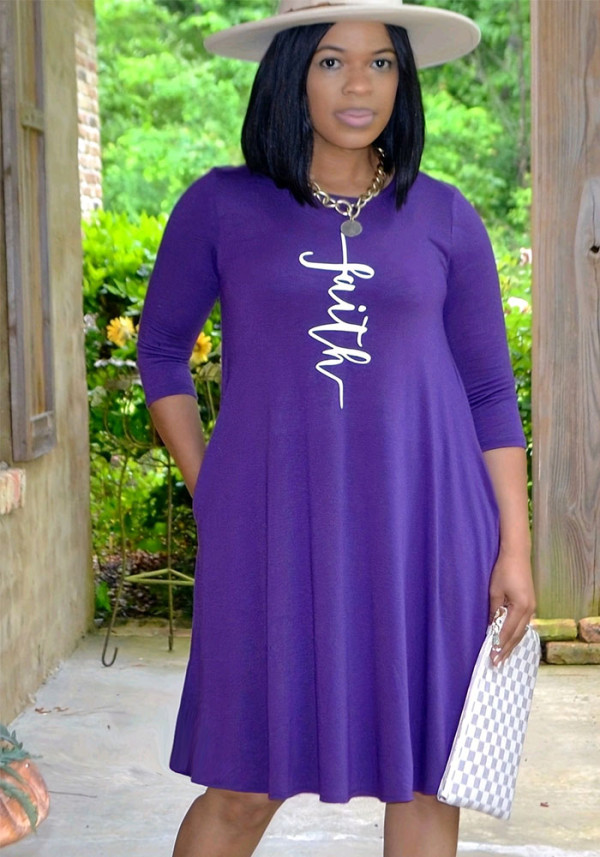 Übergroßes Damenkleid mit Buchstabendruck in Übergröße