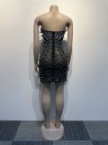 Sexy eng anliegendes, figurbetontes Kleid mit Federperlen und Perlen