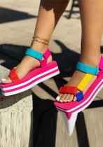 Sandálias de verão multicoloridas com sola grossa de velcro coloridas para mulheres tamanho grande para uso ao ar livre sandálias de praia