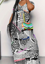 Plus Size Women V-Neck Printed Pocket Dress
