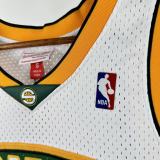 Mens Mitchell & Ness Kevin Durant White Seattle SuperSonics Hardwood Classics Swingman Jersey