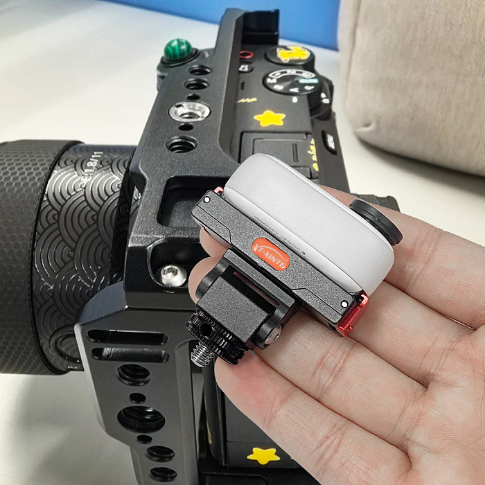 XT-XINTE Aluminum Alloy Magnetic Quick Release Charging Base Adapter with 1/4 Thread Cold Shoe Mount for Insta360 GO 3S/GO3 Camera Accessories