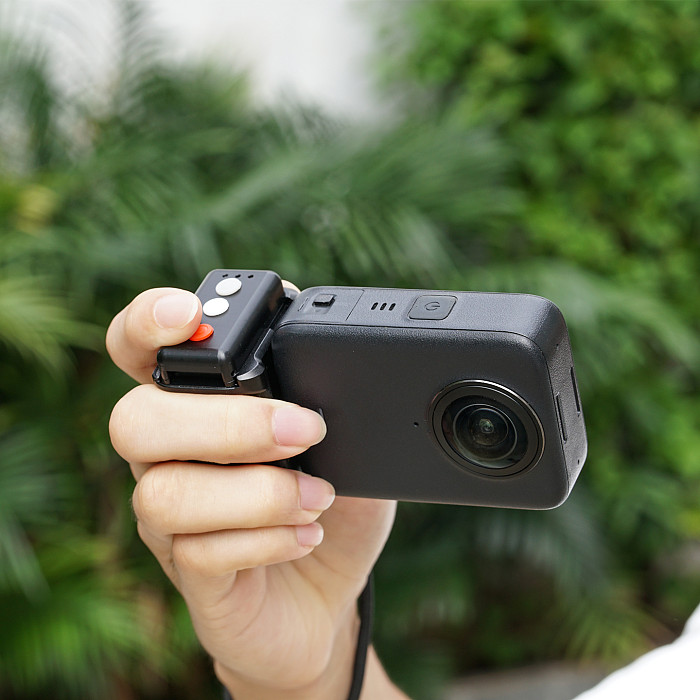 Compatible-Bluetooth Remote Control Handle for Action Camera, Carbon Fiber Street Photography Grip, Magnetic Quick Release, 10M Range, Anti-Slip Leather, 1/4  Thread, for DJI Osmo Action 6/5/4, Insta360 X5/4/3, Ace Pro 2, GoPro 13/12/11, Vlog Outdoor Shooting