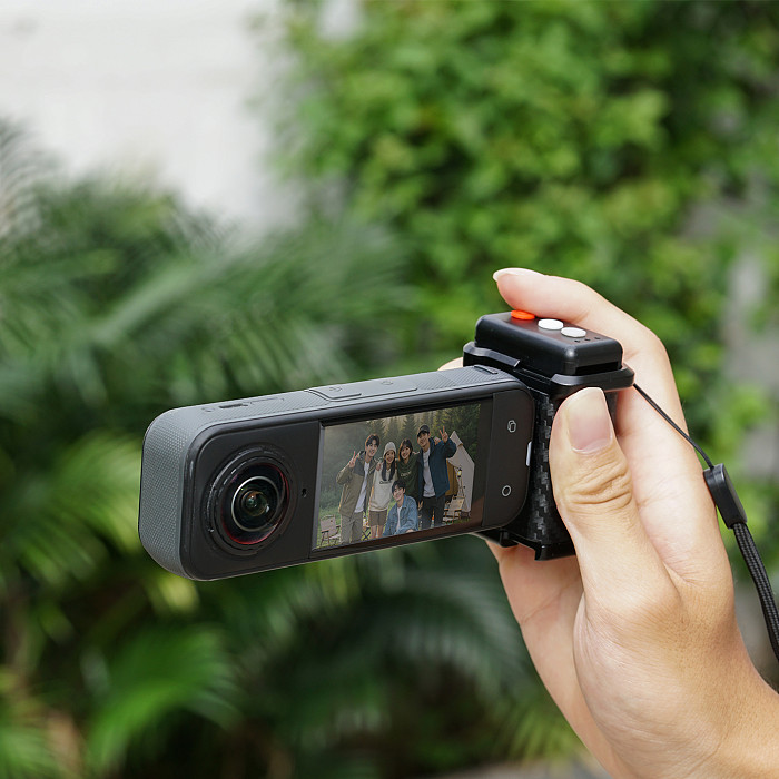 Compatible-Bluetooth Remote Control Handle for Action Camera, Carbon Fiber Street Photography Grip, Magnetic Quick Release, 10M Range, Anti-Slip Leather, 1/4  Thread, for DJI Osmo Action 6/5/4, Insta360 X5/4/3, Ace Pro 2, GoPro 13/12/11, Vlog Outdoor Shooting