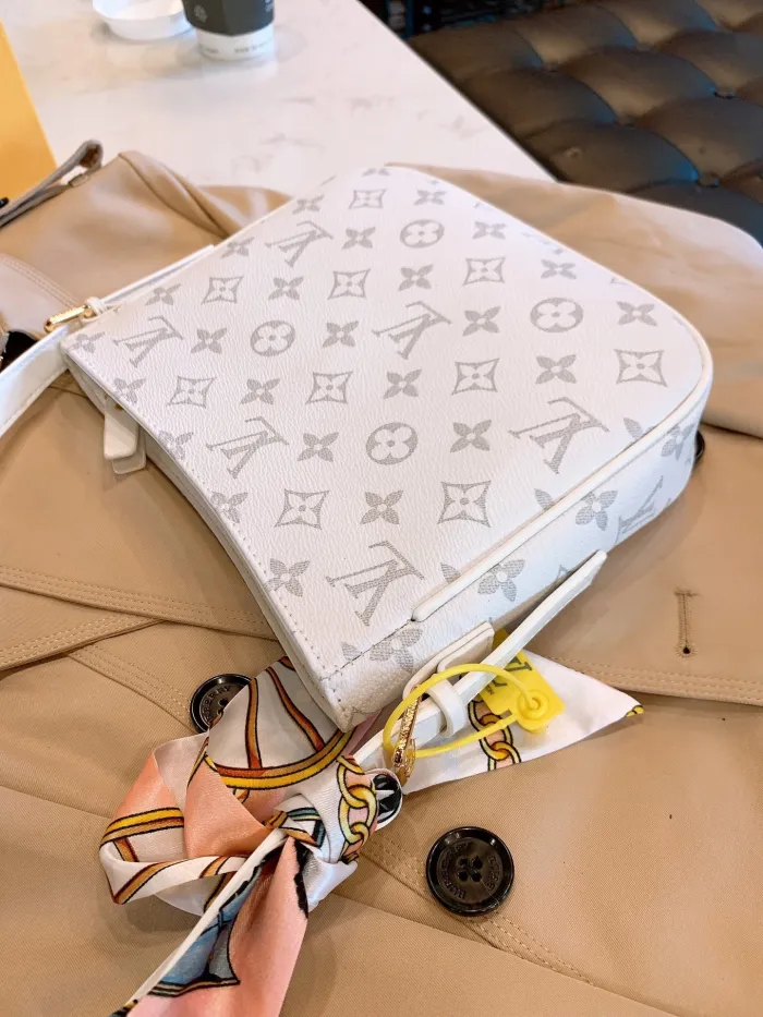 LOUIS VUITTON  LB0212005020116  size: 20cm