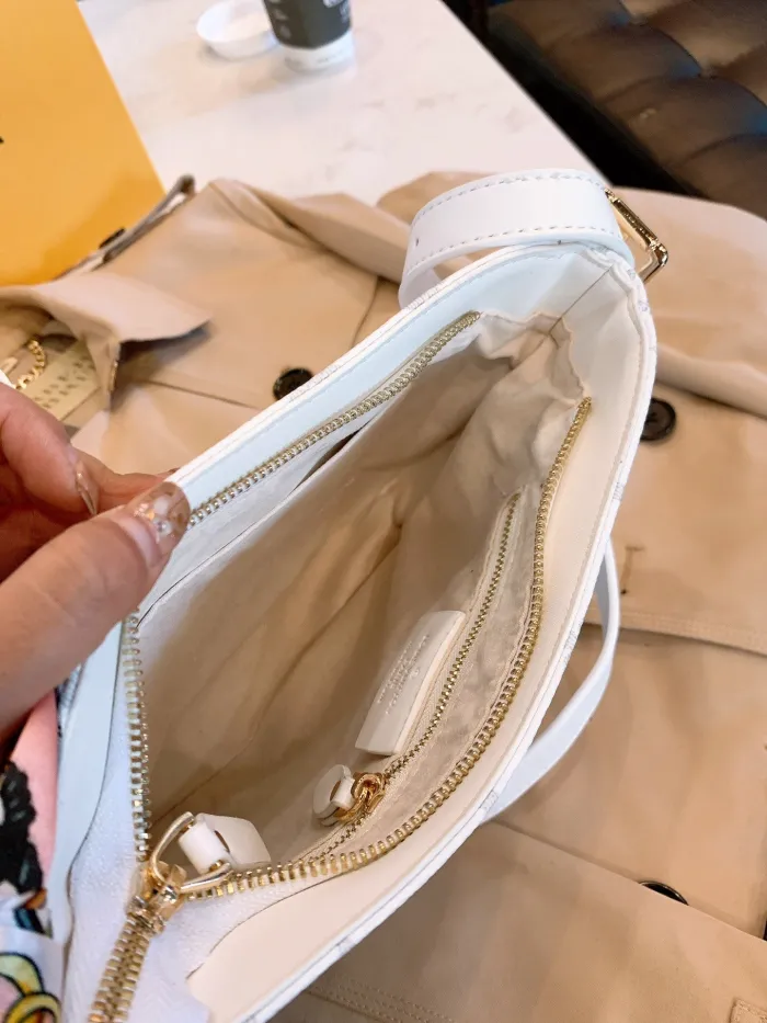 LOUIS VUITTON  LB0212005020116  size: 20cm