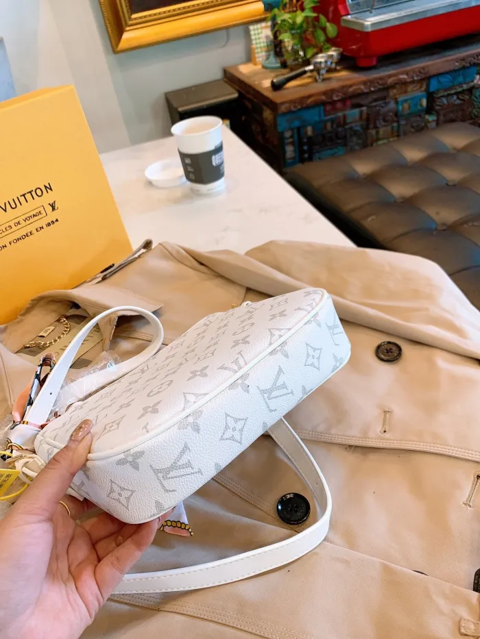 LOUIS VUITTON  LB0212005020116  size: 20cm