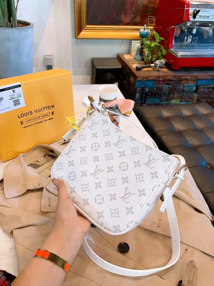 LOUIS VUITTON  LB0212005020116  size: 20cm