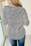 灰色纽扣领口休闲连帽运动衫