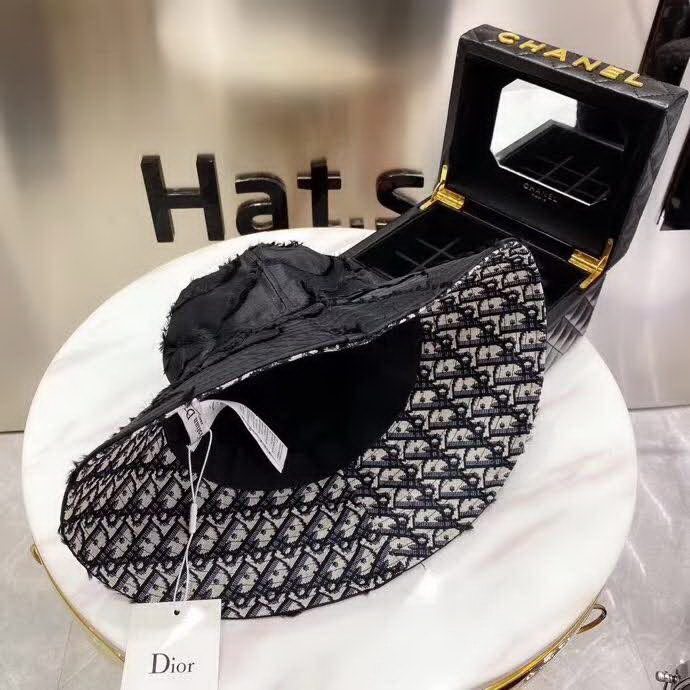 20冬季最新专柜款-迪奥Dior20新款剪花渔夫帽，仙女渔夫帽，此款是大檐，谁戴谁显脸小，很特别的面料！Baby机场秀出镜率巨高的一款！