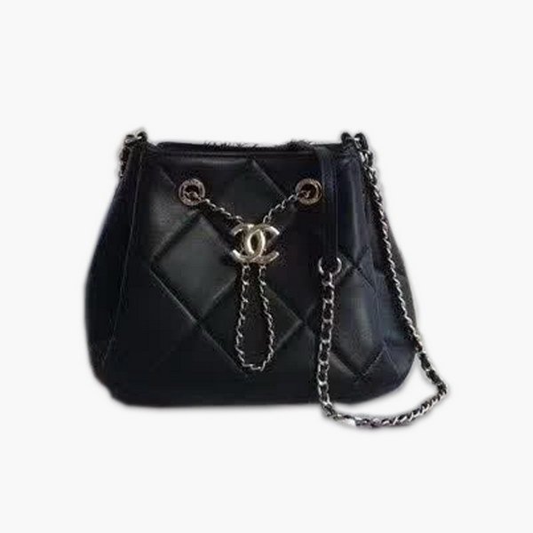 Wholesale 原版皮 香奈儿 Chanel Mini 小水桶包 上身简直太可爱了 这次的hobo小水桶 长 度刚 好到 腰 部 相比之前的小水桶 这次最新款的水桶空格做得更加饱满 款号 As1801 Global Lover