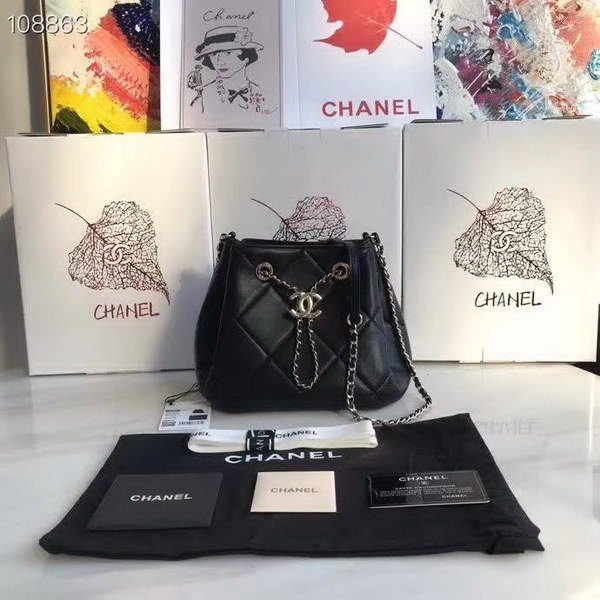 Wholesale 原版皮 香奈儿 Chanel Mini 小水桶包 上身简直太可爱了 这次的hobo小水桶 长 度刚 好到 腰 部 相比之前的小水桶 这次最新款的水桶空格做得更加饱满 款号 As1801 Global Lover