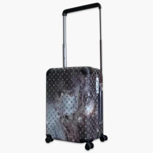 路易威登/LV 星空Horizon拉杆箱以个性创意革新，追溯品牌传统行李箱的设计风尚，皮革边角保护和超大外置拉杆丰富智慧细节，打造优雅且实用的旅行伴侣