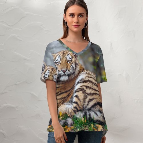 yanfind V Neck T-shirt for Women Tambako Jaguar Young Tigress Carnivore Autumn Leaves Grass Wild Big Cat Predator Summer Top  Short Sleeve Casual Loose