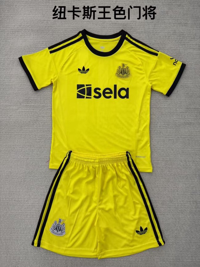 25/26 Newcastle United Goalkeeper Adult Uniform