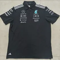 2025 Black Mercedes Benz has a collar F1一级方程式赛车服