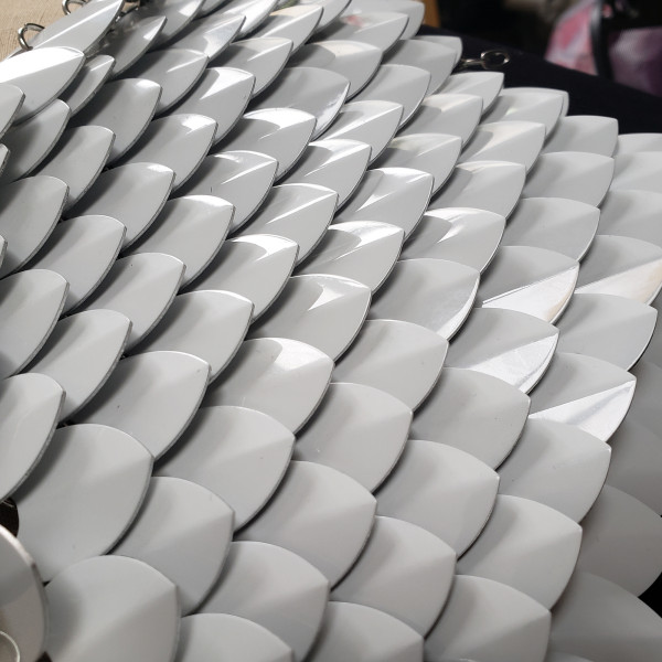 Wholesale 500pcs Large Painted White Aluminum Dragon Scales ,3D Scalemail Scales Bulk and Chainmaille Scalemaille, Dragon Armor Cosplay High Quality