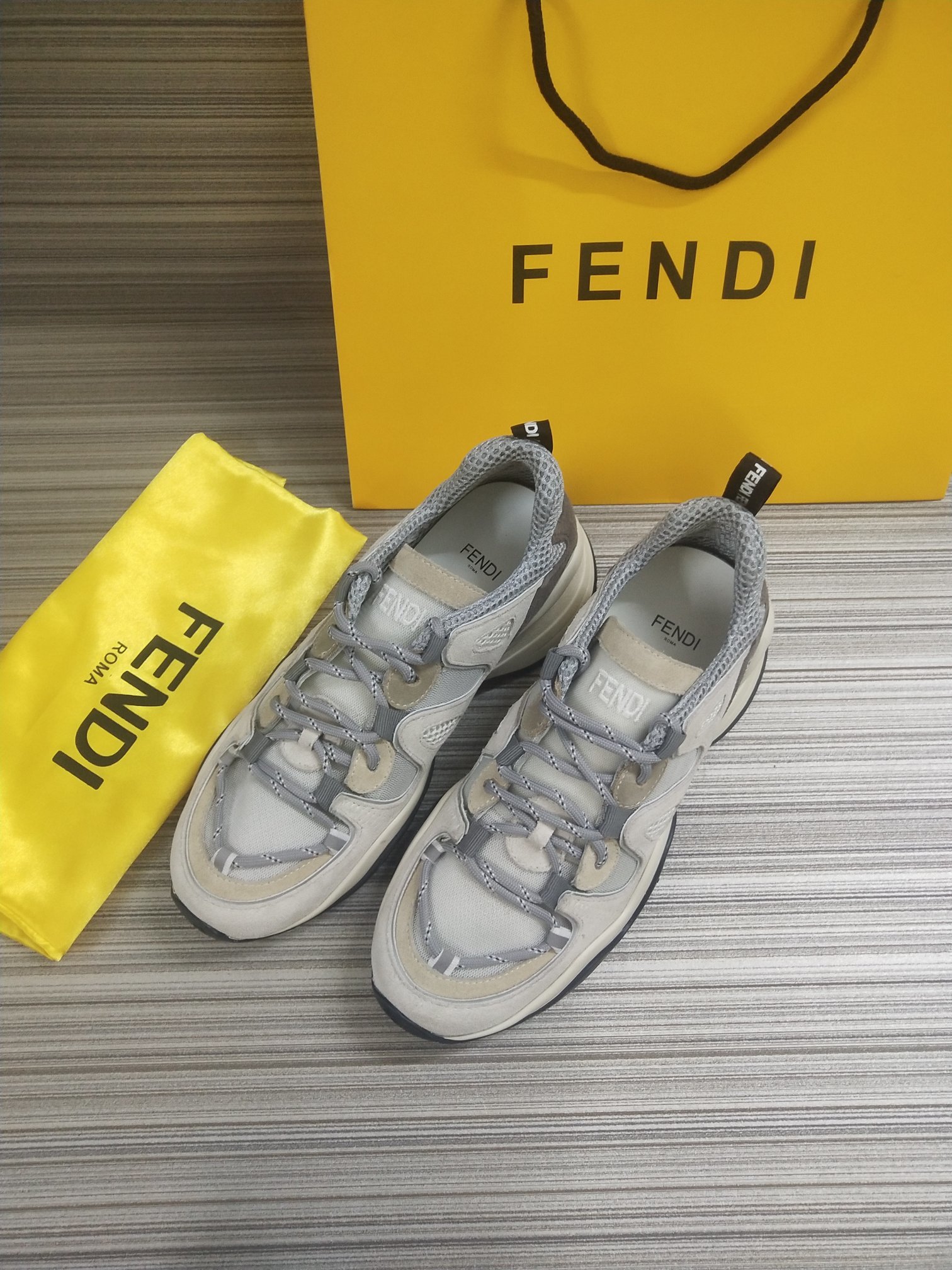 フェンディバッグ ピーカブー フェンディ 黒 バッグ