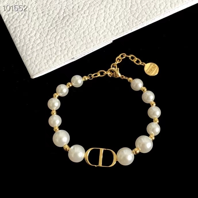 Diorディオールブレスレットスーパーコピー激安販売店 シャネル ブレスレット シンプルミス ディオール バッグクラシック フュージョン ウブロハリー ウィンストン 心斎橋