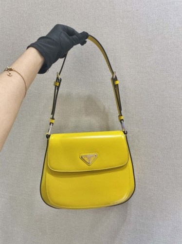 《大人気》プラダ★フラップ付きクレオショルダーバッグ 偽物 puy98195